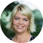 Portrét sympatickej ženy s blond vlasmi a priateľským úsmevom v kruhovom ráme s prírodným pozadím